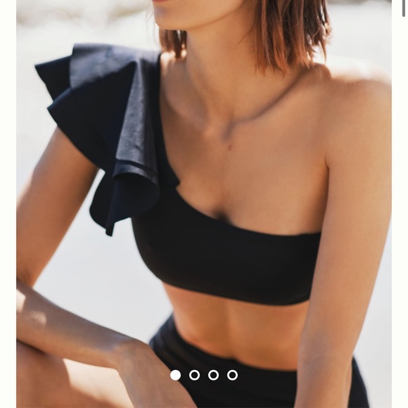 NWT Boamar Ruffled One-Shoulder Bikini Top
Size L - Picture 2 of 5